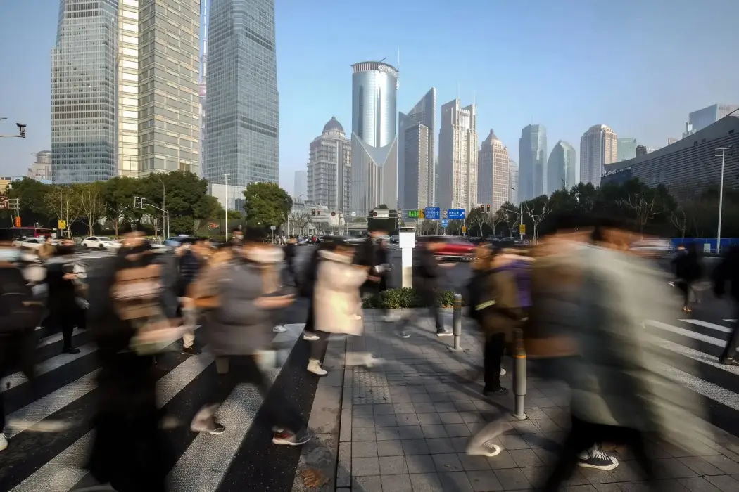 Người đi bộ băng qua đường ở Khu tài chính Lujiazui của Phố Đông ở Thượng Hải, Trung Quốc. Hình ảnh: Qilai Shen/Bloomberg 