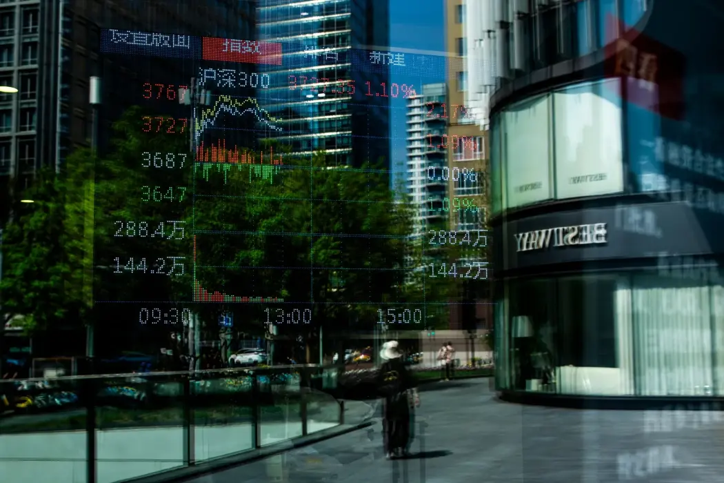 Một màn hình hiển thị biểu đồ Chỉ số CSI 300 tại chi nhánh của Citic Securities Co. ở Bắc Kinh, Trung Quốc. Hình ảnh: Na Bian/Bloomberg 