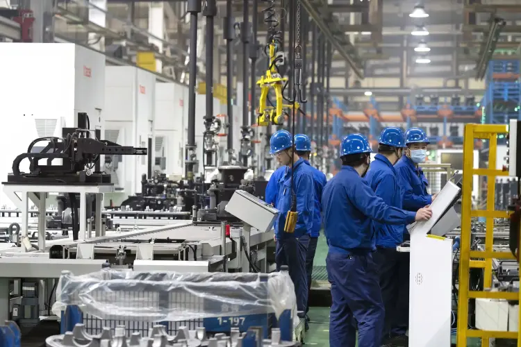 Công nhân làm việc trên dây chuyền sản xuất tại nhà máy Anhui Heli ở Hợp Phì, Trung Quốc. Hình ảnh: Qilai Shen/Bloomberg