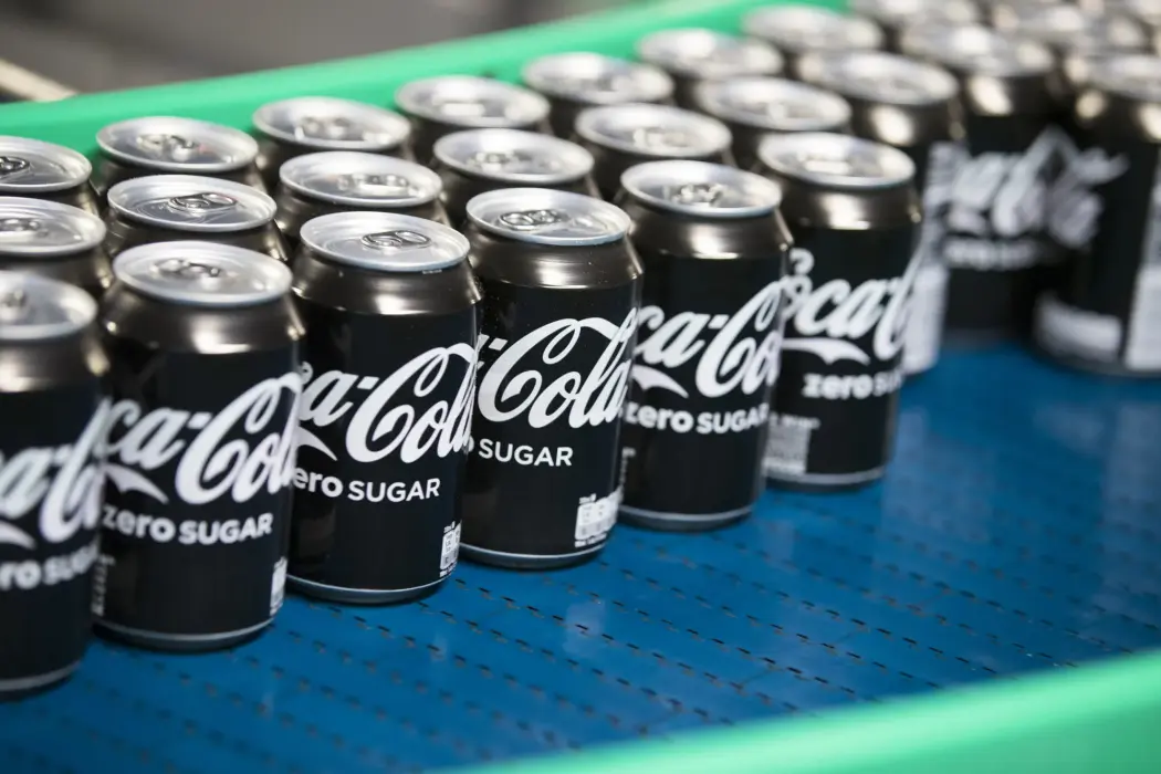 Những lon Coke Zero không đường tại nhà máy ở Hà Lan. Hình ảnh: Jasper Juinen/Bloomberg 