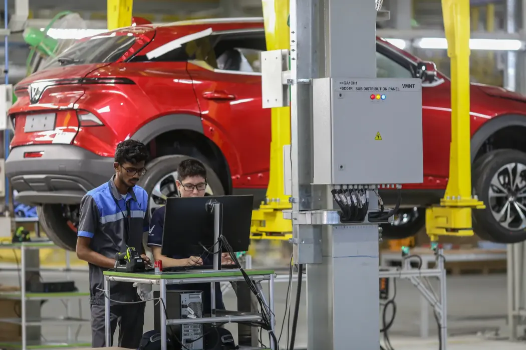 Công nhân trên dây chuyền lắp ráp tại nhà máy VinFast ở Thoothukudi, Tamil Nadu, Ấn Độ. Hình ảnh: Dhiraj Singh/Bloomberg