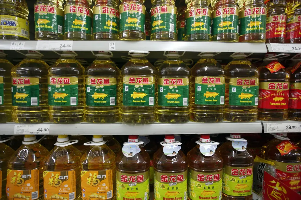 Những chai dầu ăn được bày trên kệ trong một siêu thị ở Thượng Hải. Hình ảnh: Qilai Shen/Bloomberg. 