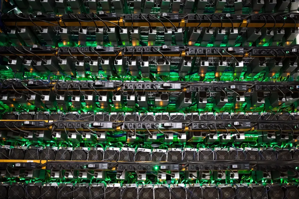 Các giàn khai thác tiền điện tử. Hình ảnh: James MacDonald/Bloomberg 