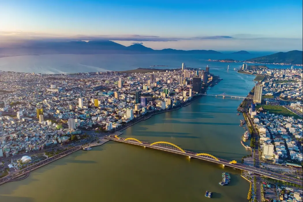 Toàn cảnh thành phố Đà Nẵng nhìn từ trên cao. Hình ảnh: Shutterstock 
