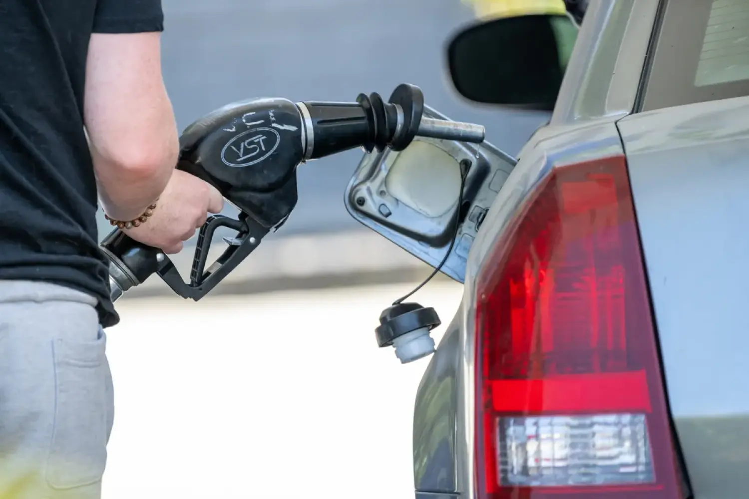 Người tiêu dùng kiện các cây xăng ở California dùng AI để thổi giá