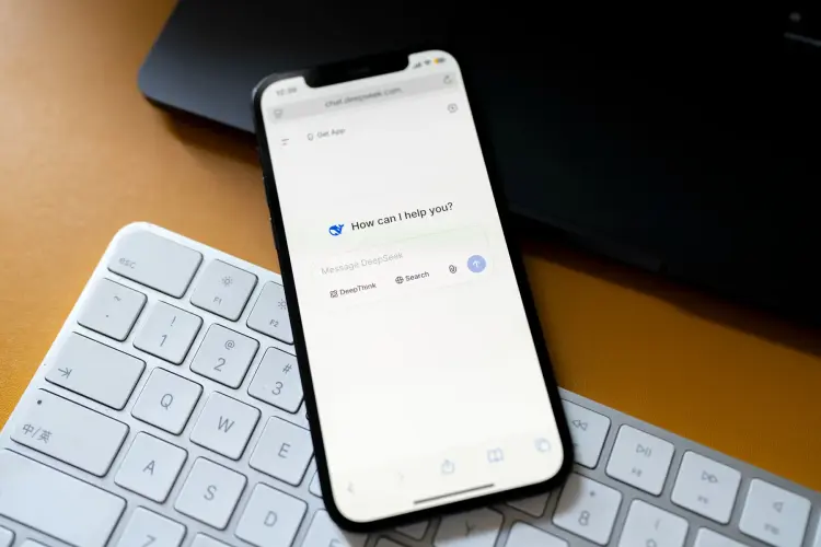 Chatbot Deepseek hiển thị trên màn hình điện thoại ở Thượng Hải. Ảnh: Raul Ariano/Bloomberg