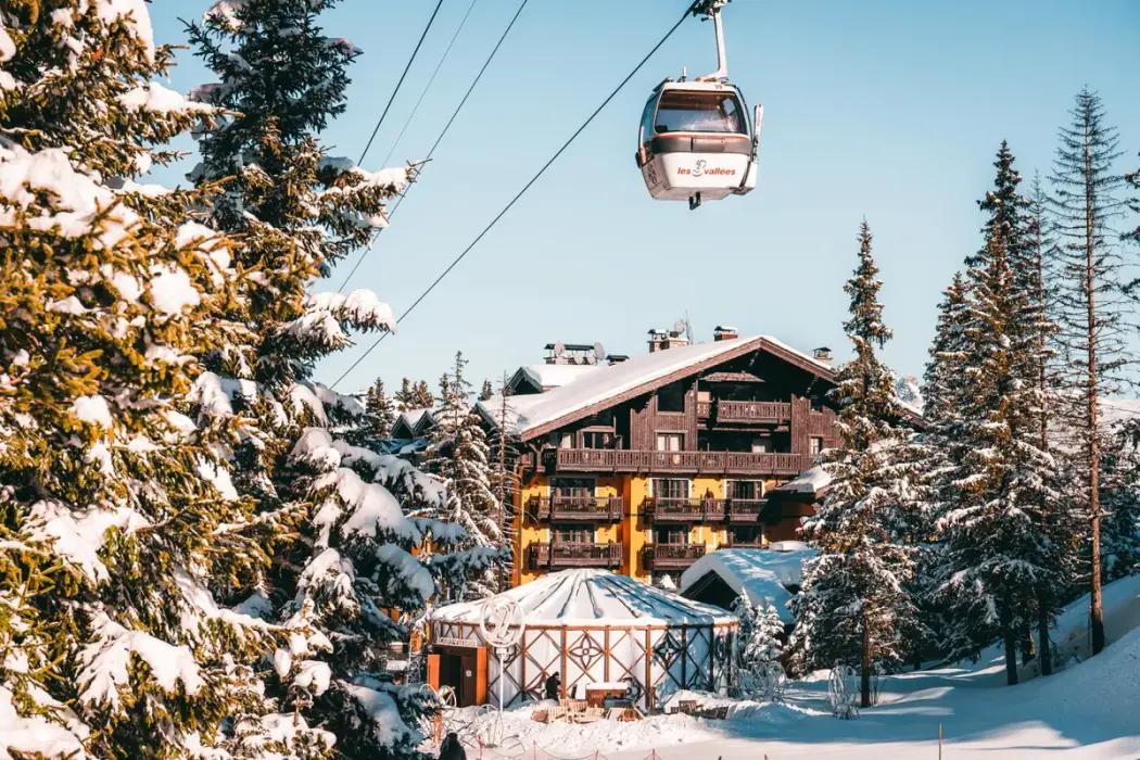 Cáp treo đi qua Courchevel 1850. Nguồn: Courchevel Tourisme 