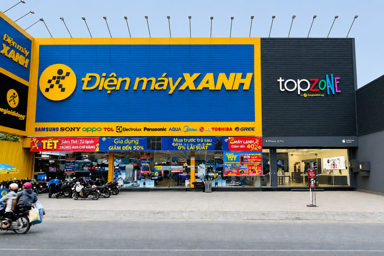 Ở ngoài cửa hàng Điện Máy Xanh - TopZone. Hình ảnh: Điện Máy Xanh cung cấp.
