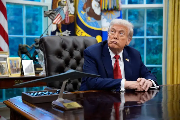 Tổng thống Mỹ Donald Trump trong lễ ký sắc lệnh tại Phòng Bầu dục của Nhà Trắng, ngày 25 tháng 9 năm 2025. Hình ảnh: Yuri Gripas/Abaca/Bloomberg