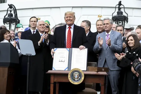 Trump cân nhắc việc rút khỏi Hiệp định Thương mại USMCA mà chính ông đã ký kết