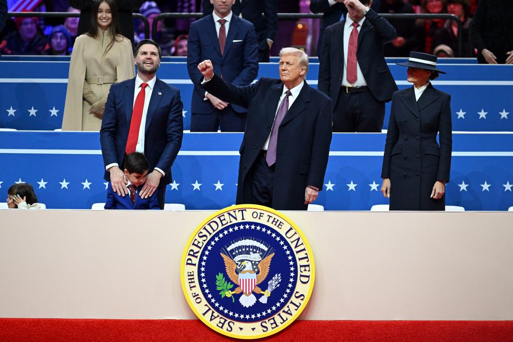 Donald Trump và Đệ nhất phu nhân Melania Trump đến dự cuộc diễu hành mừng lễ nhậm chức tổng thống lần thứ 60 tại Capital One Arena ở Washington, DC, Mỹ, vào thứ Hai ngày 20 tháng 1 năm 2025. Hình ảnh: Victor J. Blue/Bloomberg 