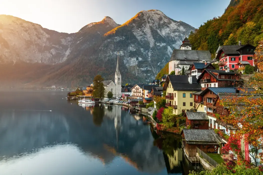 Những ngôi làng nhỏ ven hồ vùng Alpine như Hallstatt đã trở thành những "ngôi sao màn ảnh" trong những năm gần đây. Hình ảnh: Anton Petrus/Getty Images