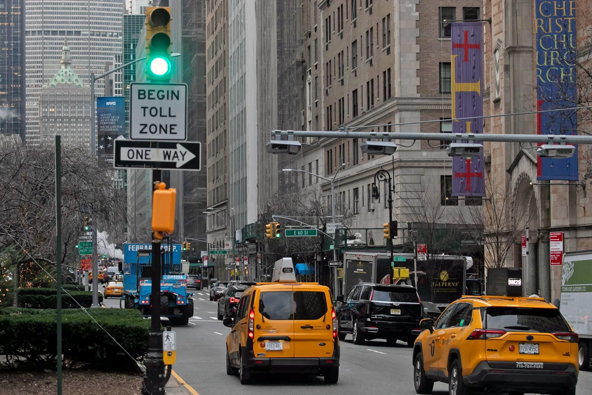 E-ZPass readers and license plate-scanning cameras over Park Avenue in New York_Michael Nagle_Bloomberg