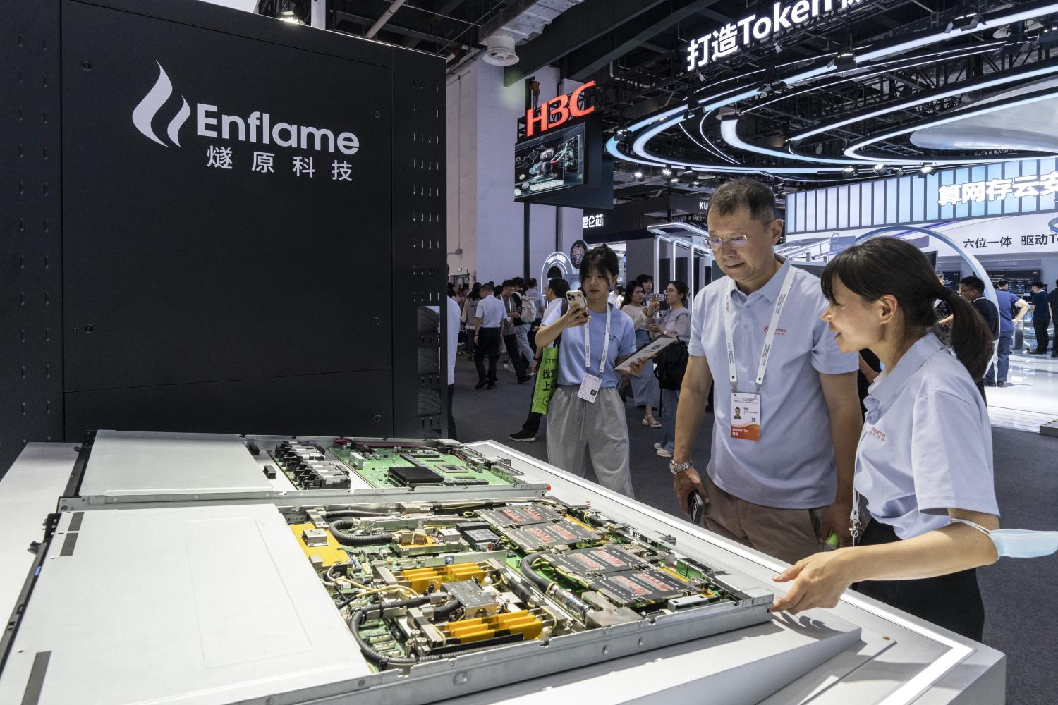 Cổ phiếu chip Enflame do Tencent hậu thuẫn tăng vọt 188%