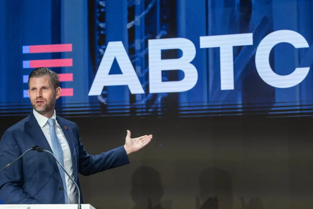 Eric Trump phát biểu trong lễ rung chuông của American Bitcoin tại Nasdaq ngày 16 tháng 9. Hình ảnh: Victor J. Blue/Bloomberg 