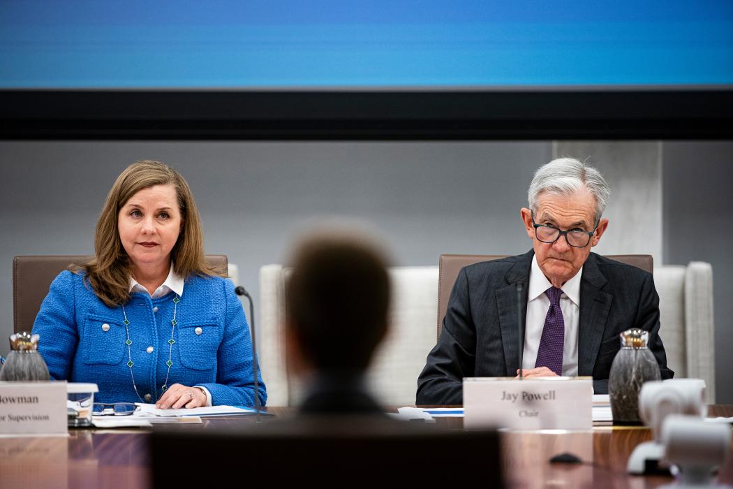 Michelle Bowman (trái) và Jerome Powell, chủ tịch Fed (phải), tại cuộc họp mở của Hội đồng Fed ở Washington, DC, Mỹ. Hình ảnh: Al Drago/Bloomberg 