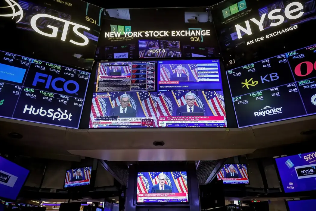 Các đài truyền hình phát sóng bài phát biểu của Jerome Powell, chủ tịch Cục Dự trữ Liên bang Hoa Kỳ, sau cuộc họp của Ủy ban Thị trường Mở Liên bang (FOMC) tại Sàn giao dịch chứng khoán New York (NYSE) ở New York, Hoa Kỳ, vào thứ Tư, ngày 17 tháng 9 năm 2 