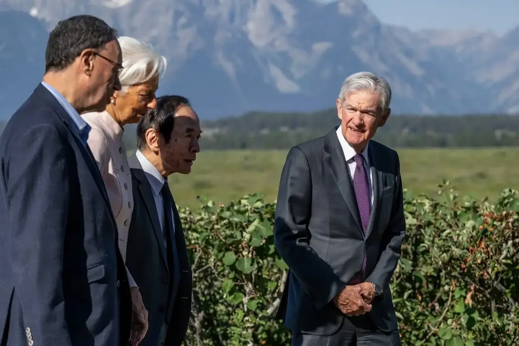 Trump chọn ứng viên ghế chủ tịch Fed và muốn mua thêm cổ phần các công ty công nghệ lõi