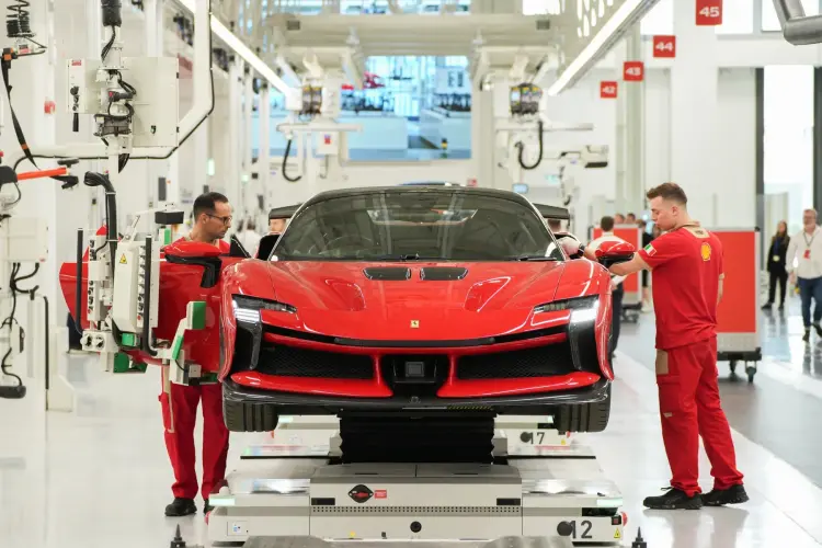 Dây chuyền sản xuất tại nhà máy Ferrari E-building ở Maranello, Ý.
Hình ảnh: Francesca Volpi/Bloomberg