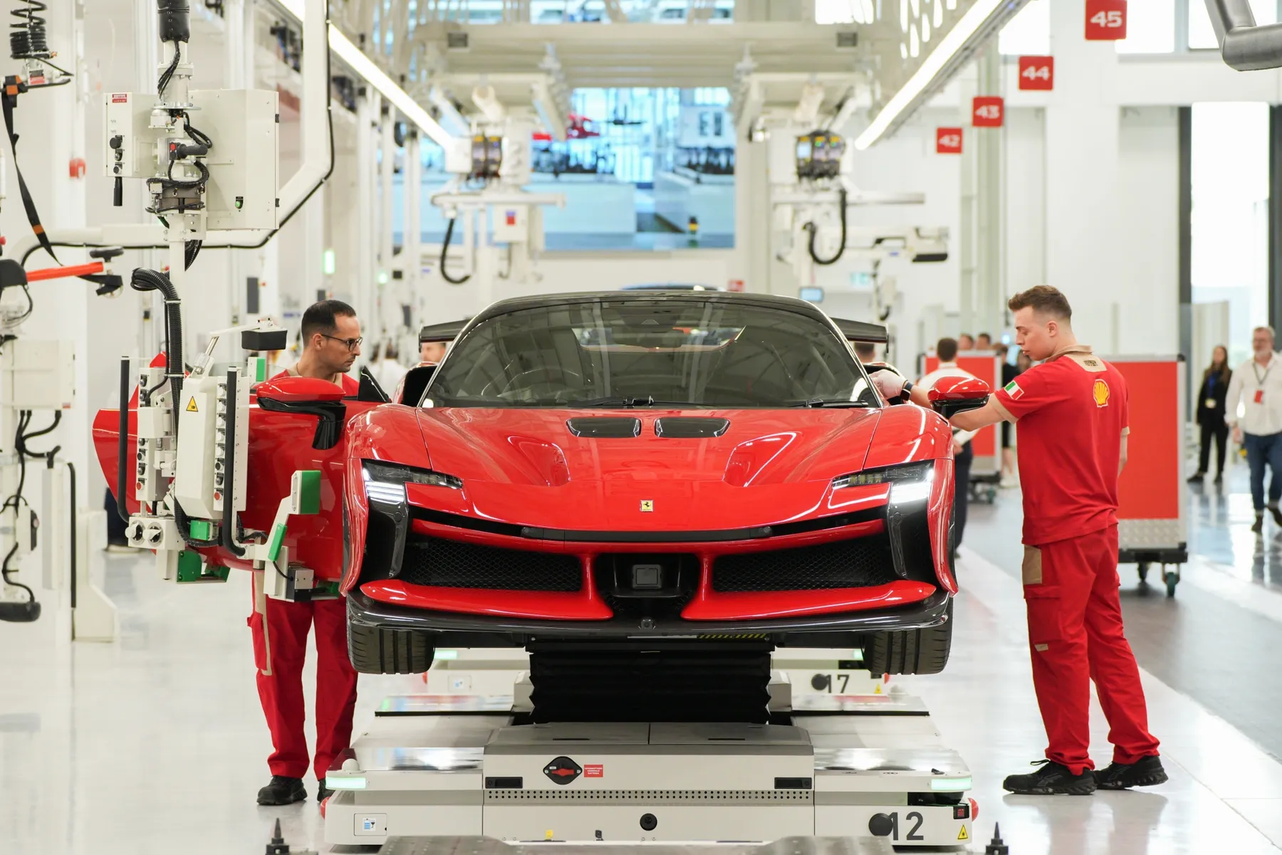 Dây chuyền sản xuất tại nhà máy Ferrari E-building ở Maranello, Ý.
Hình ảnh: Francesca Volpi/Bloomberg 