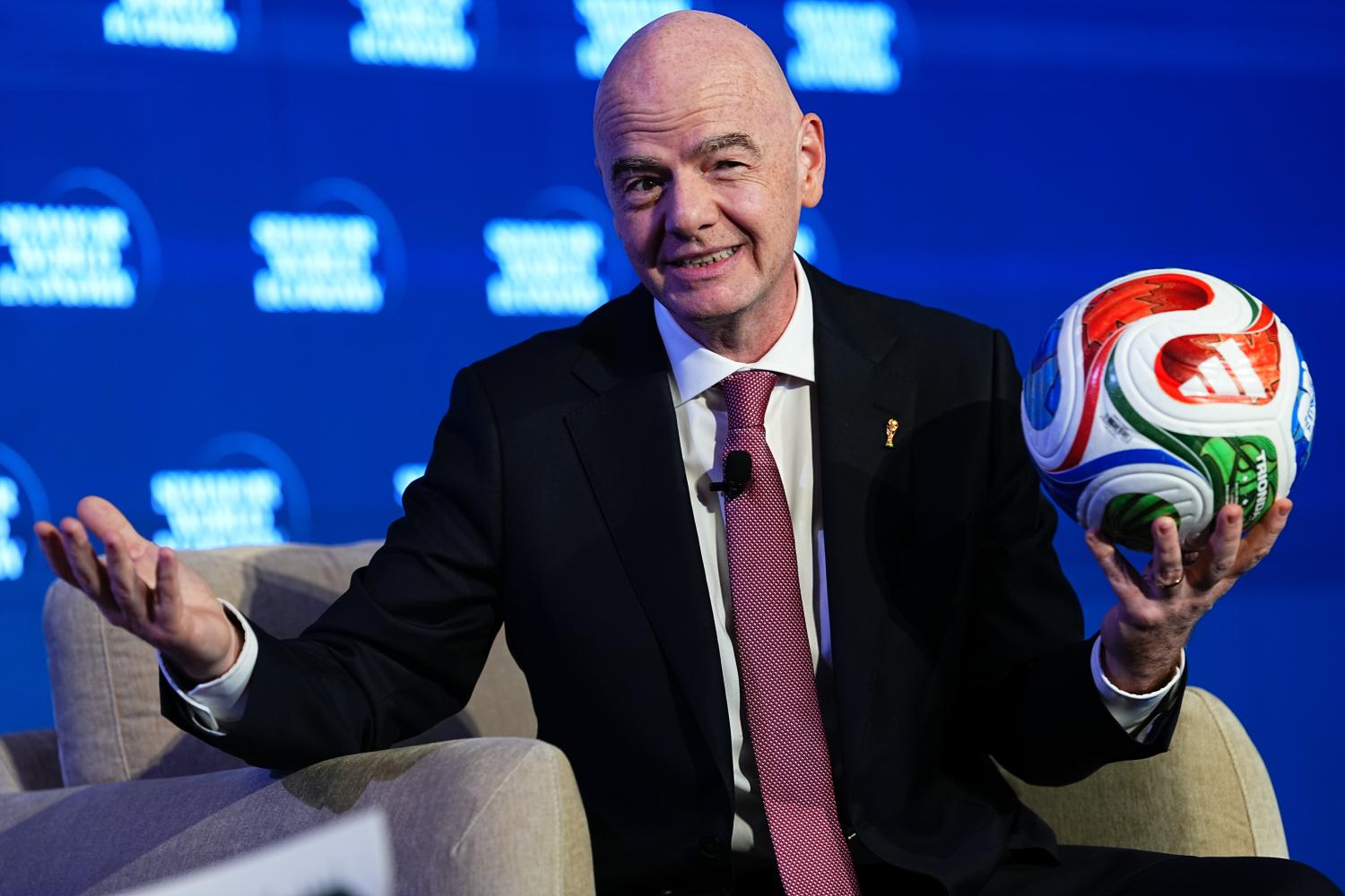 FIFA đẩy cỗ máy kiếm tiền vào trạng thái quá đà