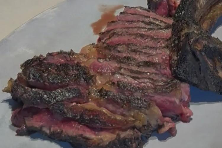 Món txuleton tại Asador Etxebarri. Hình ảnh: Howard Chua-Eoan/Bloomberg
