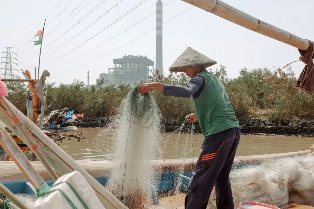 Một ngư dân ở Tây Java, Indonesia. Hình ảnh: Muhammad Fadli/Bloomberg 