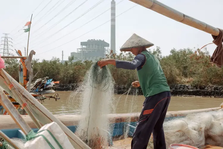 Một ngư dân ở Tây Java, Indonesia. Hình ảnh: Muhammad Fadli/Bloomberg