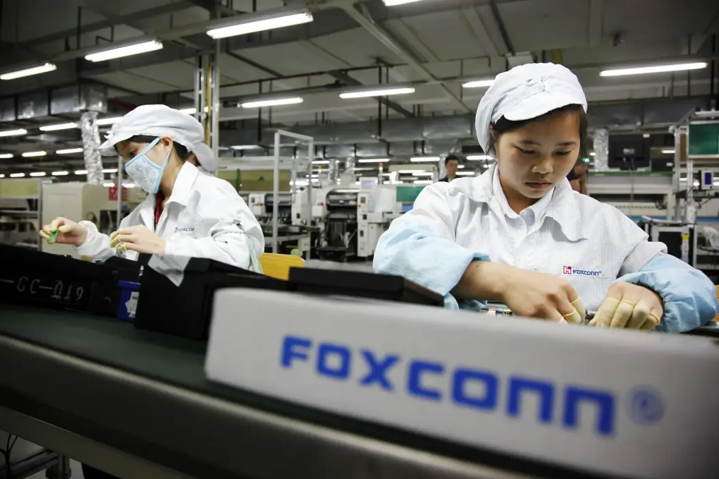 Công nhân làm việc trên dây chuyền lắp ráp tại nhà máy Foxconn của Tập đoàn Hon Hai ở Thâm Quyến. Hình ảnh: Qilai Shen/Bloomberg 