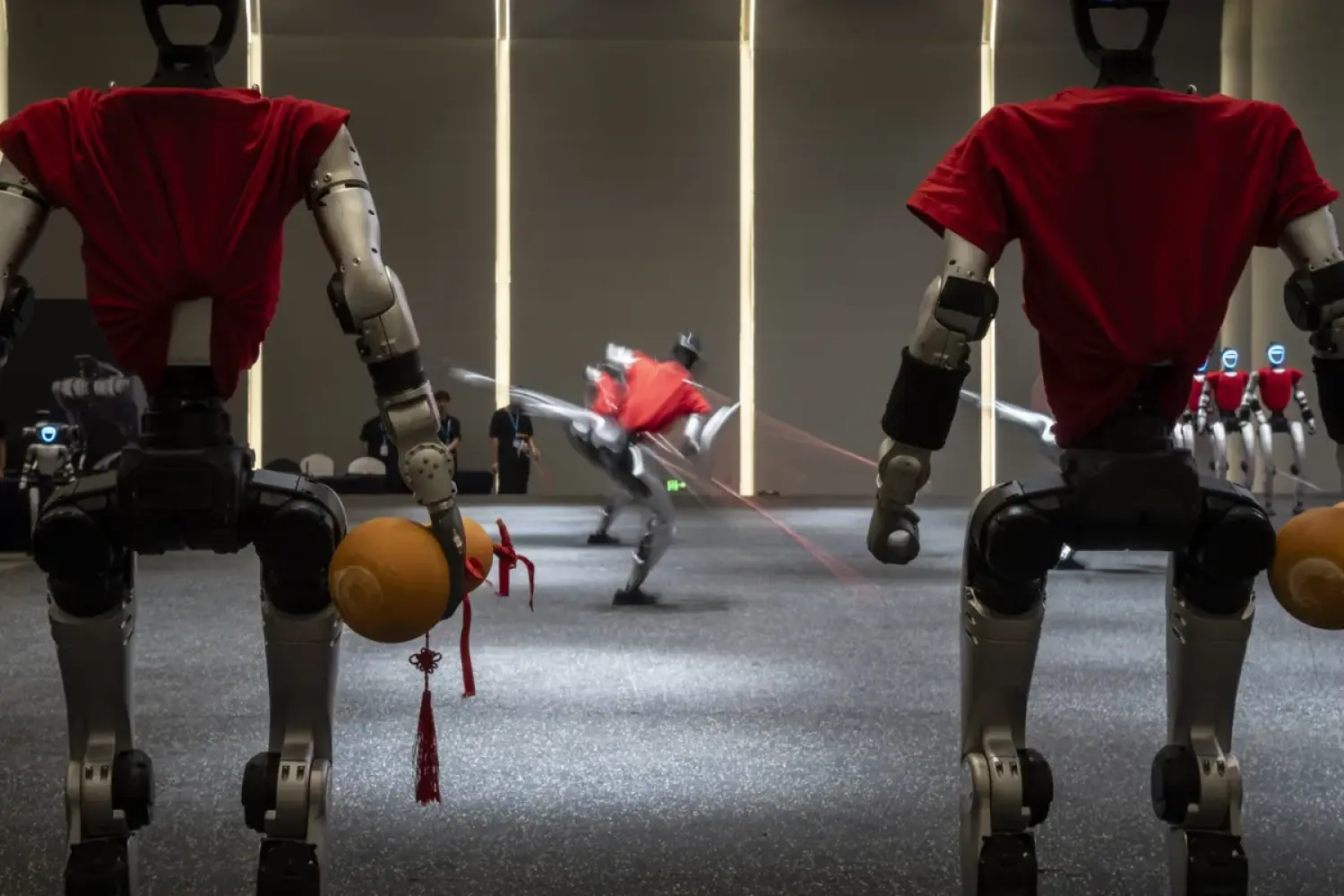 Trung Quốc đưa robot ra thế giới thực để học cách làm người