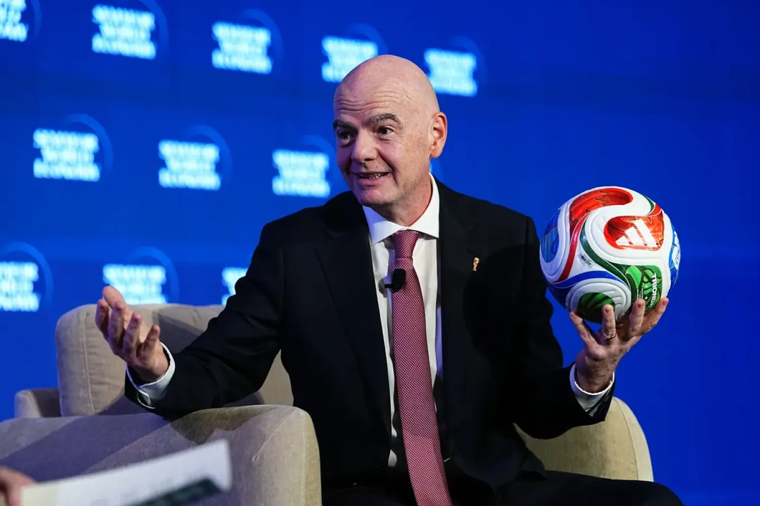 Lịch trình chuyên cơ hơn 92.000 km của chủ tịch FIFA mùa World Cup