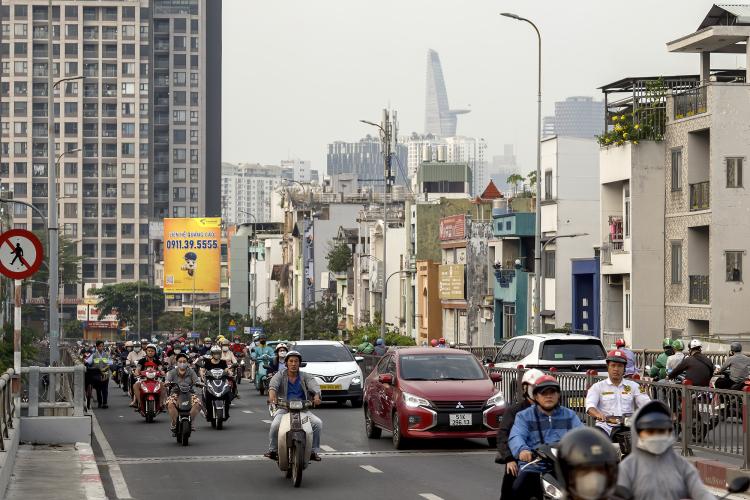 Xe cộ lưu thông trên đường phố Hồ Chí Minh. Ảnh: Nguyễn Hoàng Việt