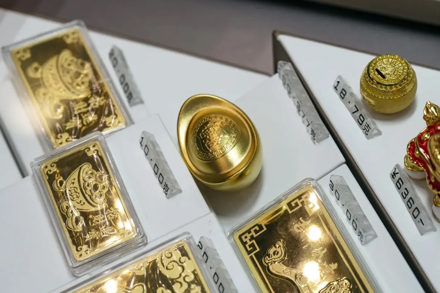 Các ngân hàng Trung Quốc thắt chặt giao dịch vàng bán lẻ do thị trường biến động