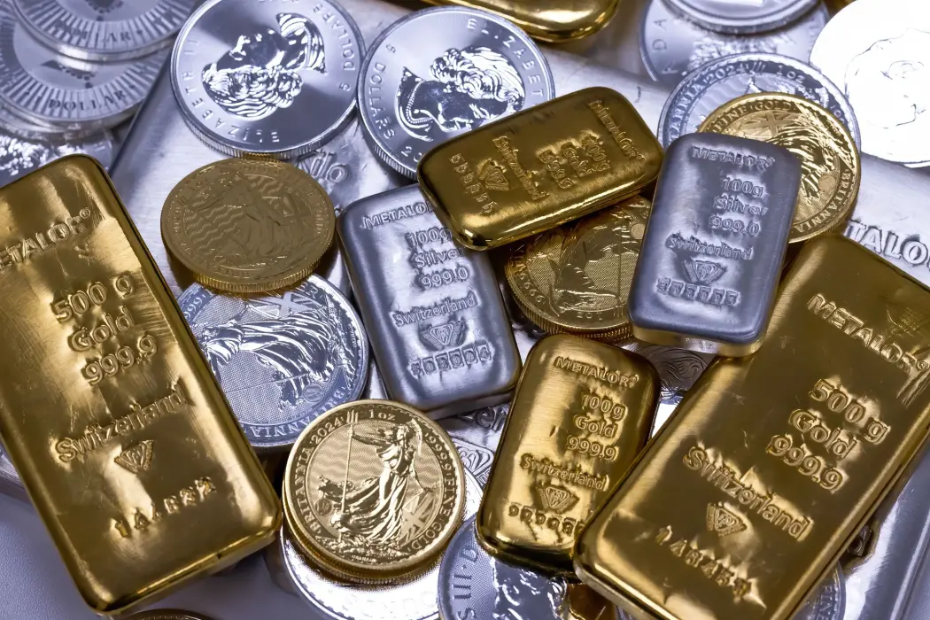 Các thỏi vàng, bạc và đồng xu một ounce được trưng bày. Hình ảnh: Chris Ratcliffe/Bloomberg 