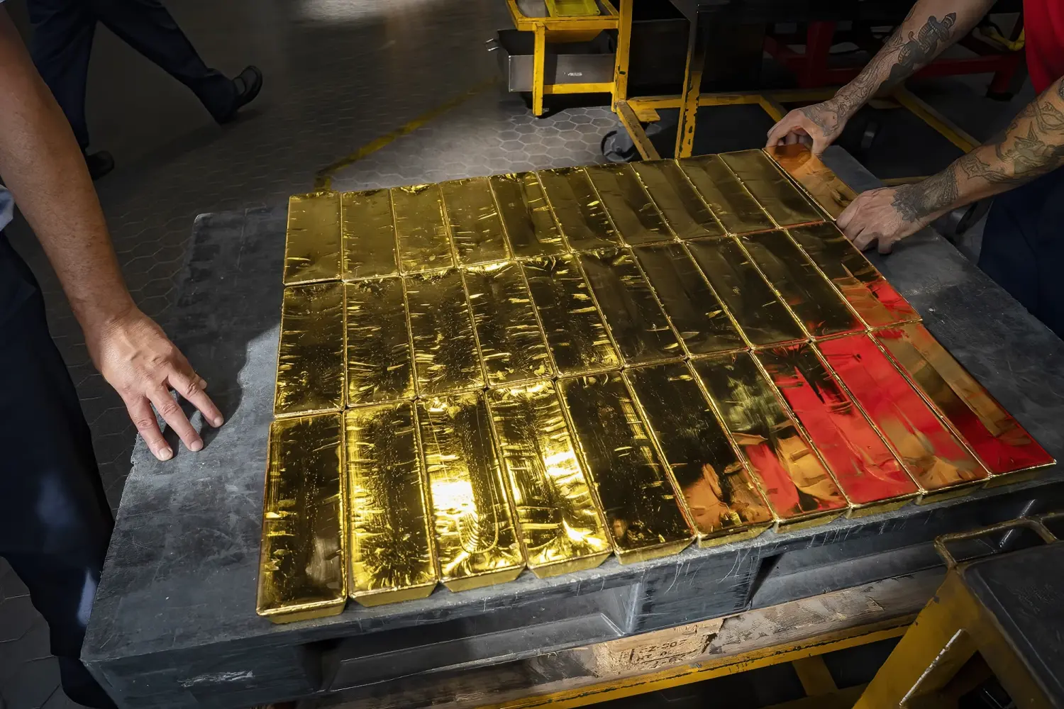 Vàng SJC bốc hơi 2 triệu đồng/lượng, lùi về mốc 146 triệu đồng