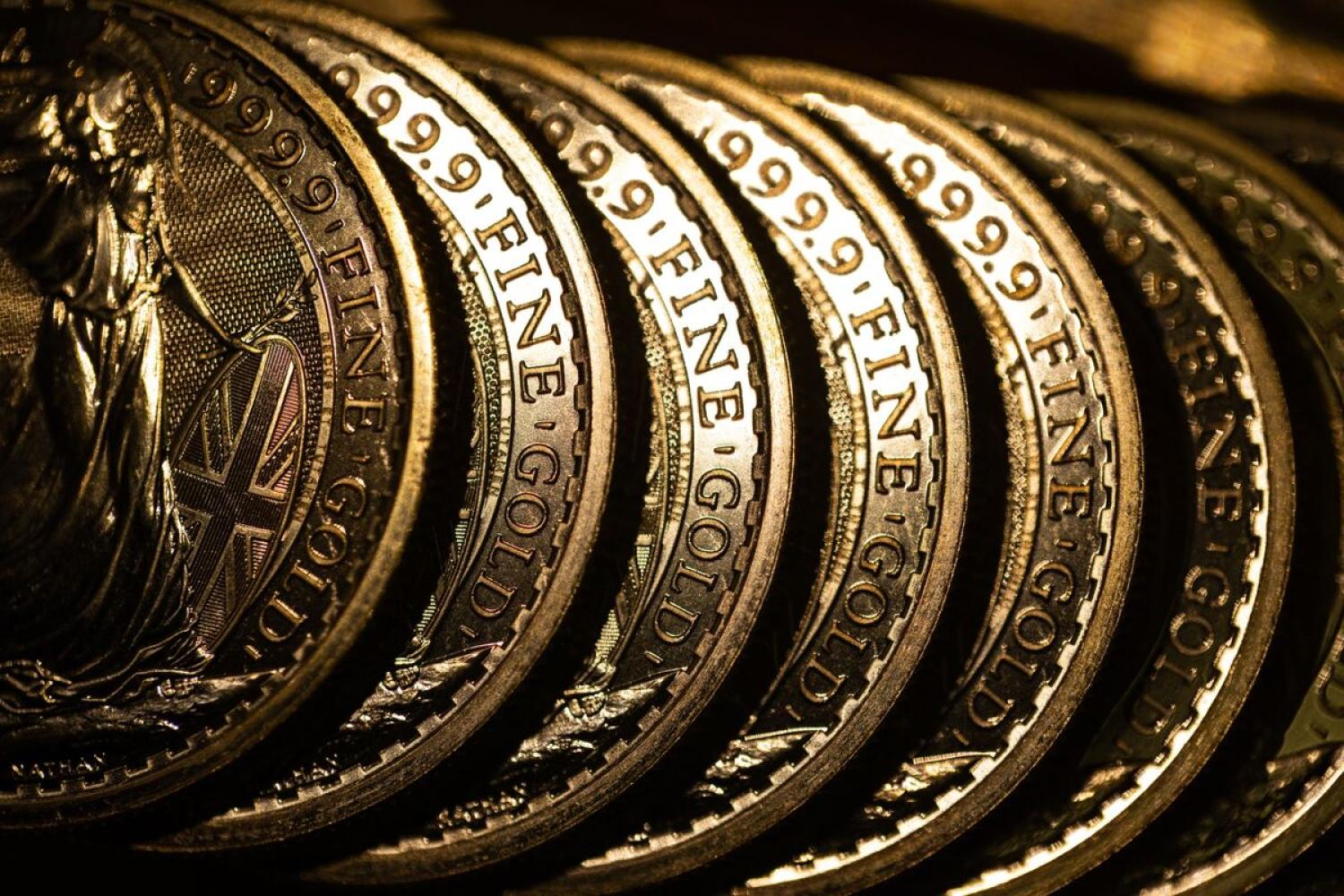 Vàng SJC bốc hơi 4 triệu đồng; Goldman Sachs hạ dự báo giá vàng cuối năm