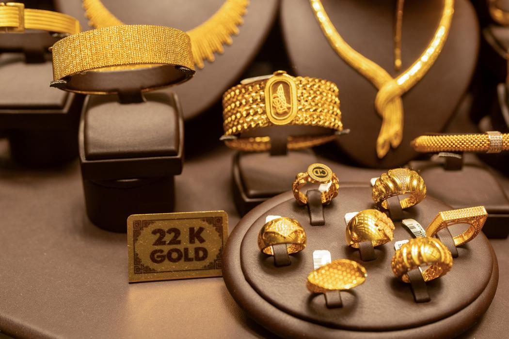 Giá vàng đi ngang khi nhà đầu tư chờ tín hiệu hạ lãi suất từ Fed