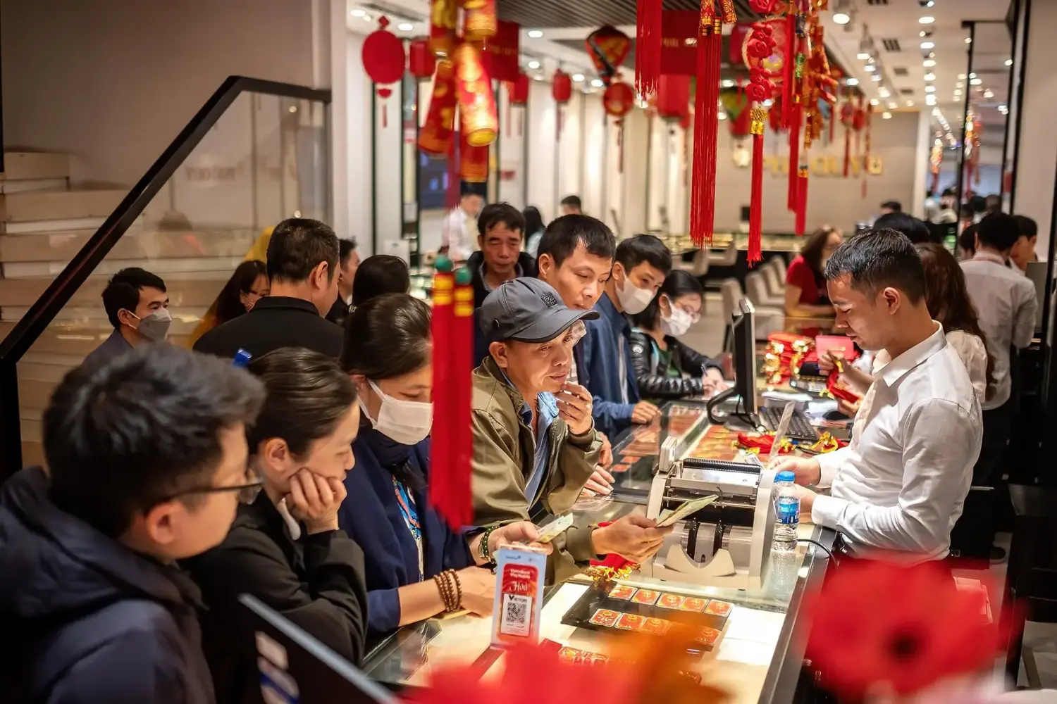 Mua vàng giữa cơn khan hàng: Tiền trao, giấy nhận còn vàng thì phải chờ