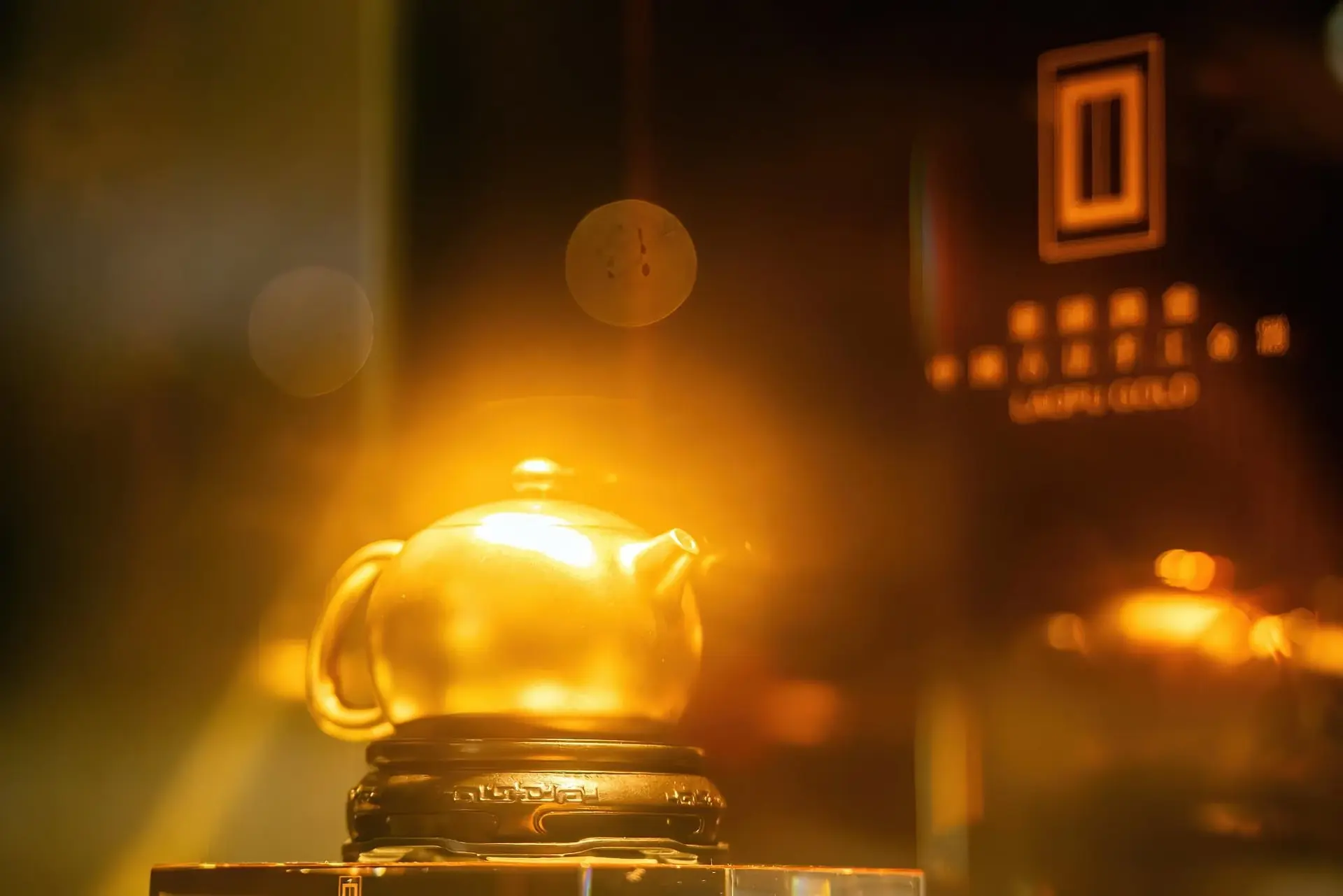 gold-tea-pot