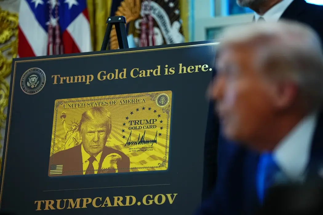 Biển hiệu Trump Gold Card xuất hiện khi Tổng thống Mỹ Donald Trump phát biểu trước giới truyền thông tại Phòng Bầu dục của Nhà Trắng. Hình ảnh: Aaron Schwartz/Bloomberg 
