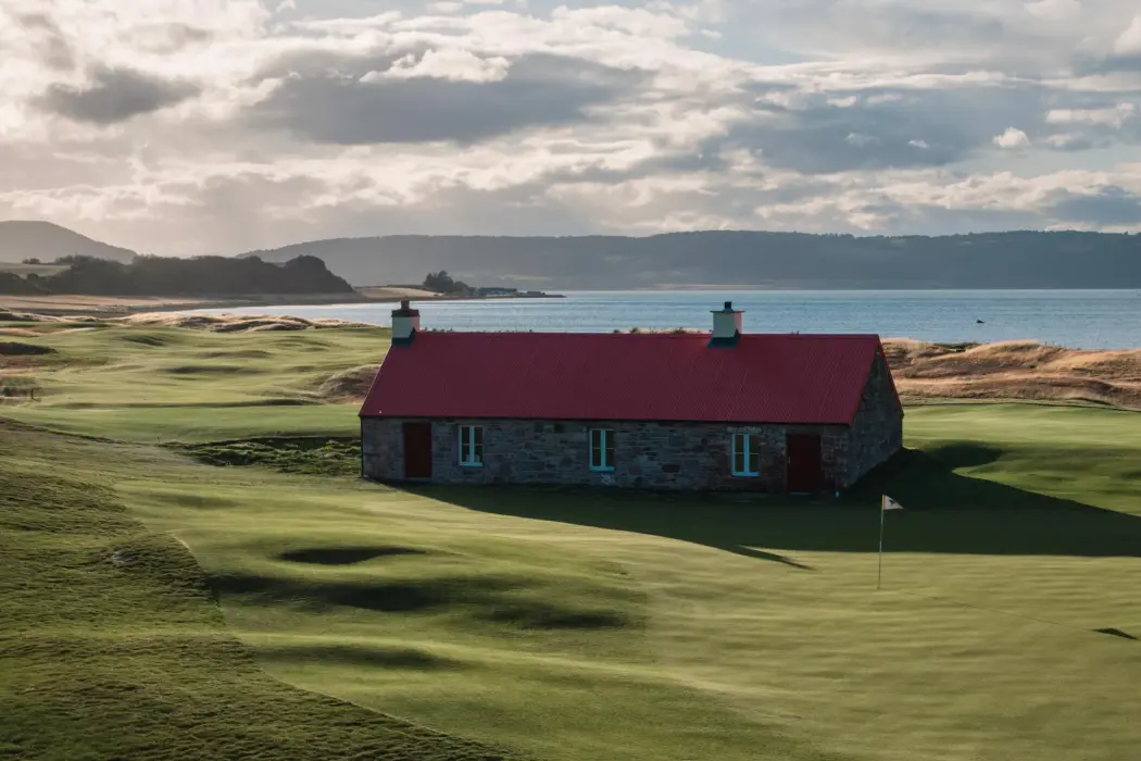 Căn nhà nhỏ trên Old Petty nhìn ra vịnh Moray Firth. Nguồn: Cabot Highlands