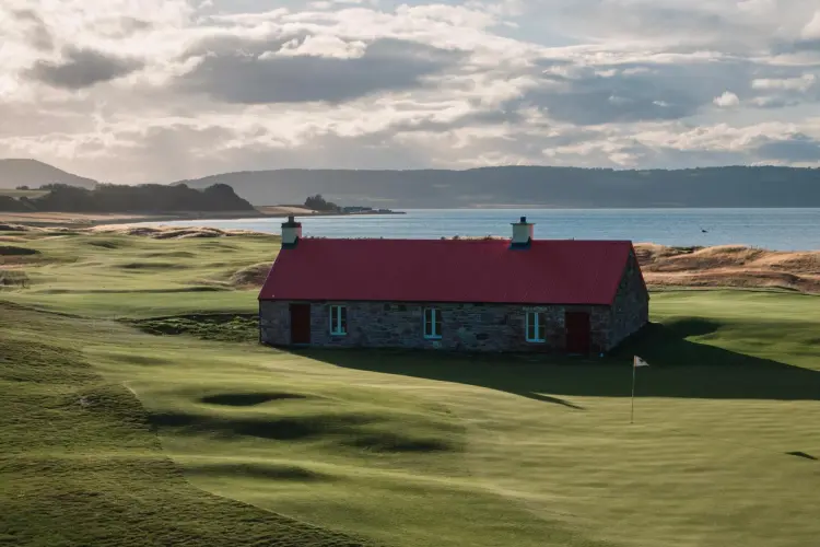 Căn nhà nhỏ trên Old Petty nhìn ra vịnh Moray Firth. Nguồn: Cabot Highlands