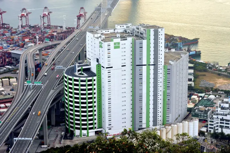 Goodman Interlink, tòa nhà nơi các  cựu nhân viên Channel thông đồng lấy trộm hàng tiêu hủy của Chanel Ảnh: Ben MacLeod/Alamy