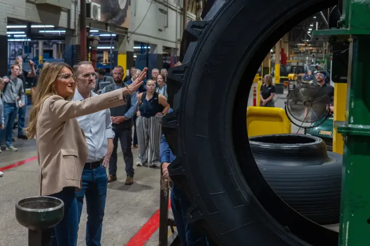 Greer trong chuyến tham quan Titan Tire Corp. ở Des Moines, Iowa, ngày 14.8 Ảnh: Bryon Houlgrave/Bloomberg