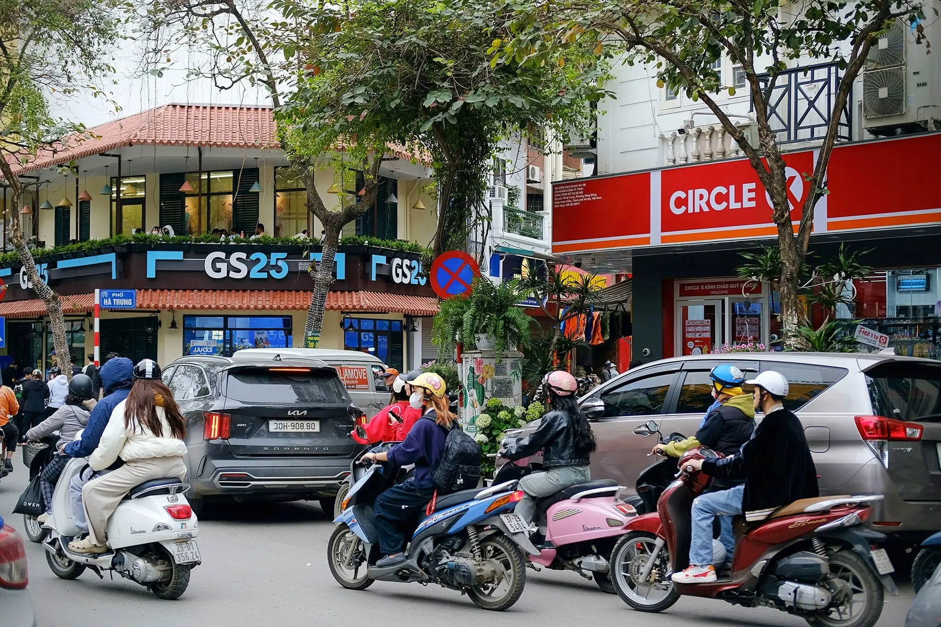 Cửa hàng GS25 và Circle K ở Hà Nội. Hình ảnh: Hà Đào 