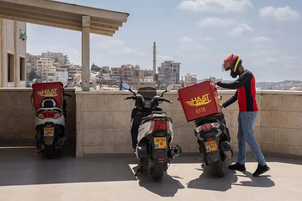 Nhân viên giao hàng của Haat trong một chuyến giao tại Umm al-Fahm, Israel. Hình ảnh: Avishag Shaar-Yashuv cho Bloomberg Businessweek 