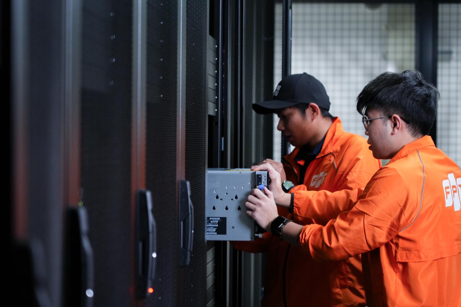 FPT hoàn thành hơn nửa dự báo lợi nhuận năm sau 6 tháng, cổ phiếu vẫn ở đáy gần hai năm