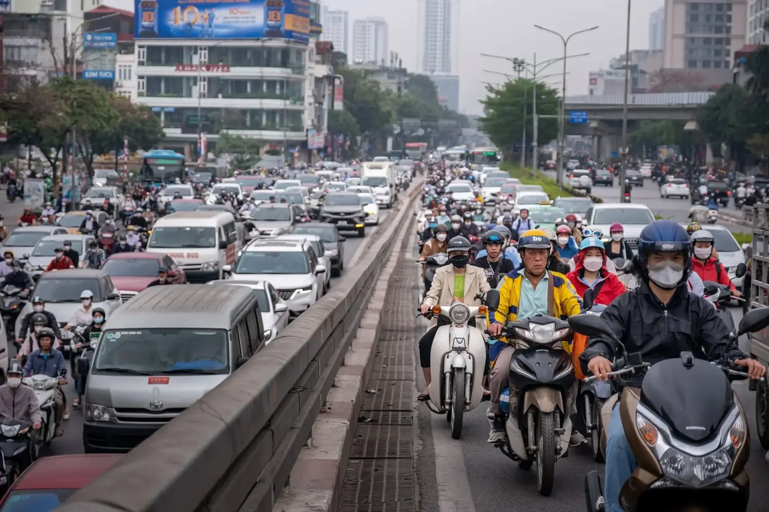 Việt Nam giữ mục tiêu tăng trưởng 8% bất chấp rủi ro thuế từ Mỹ