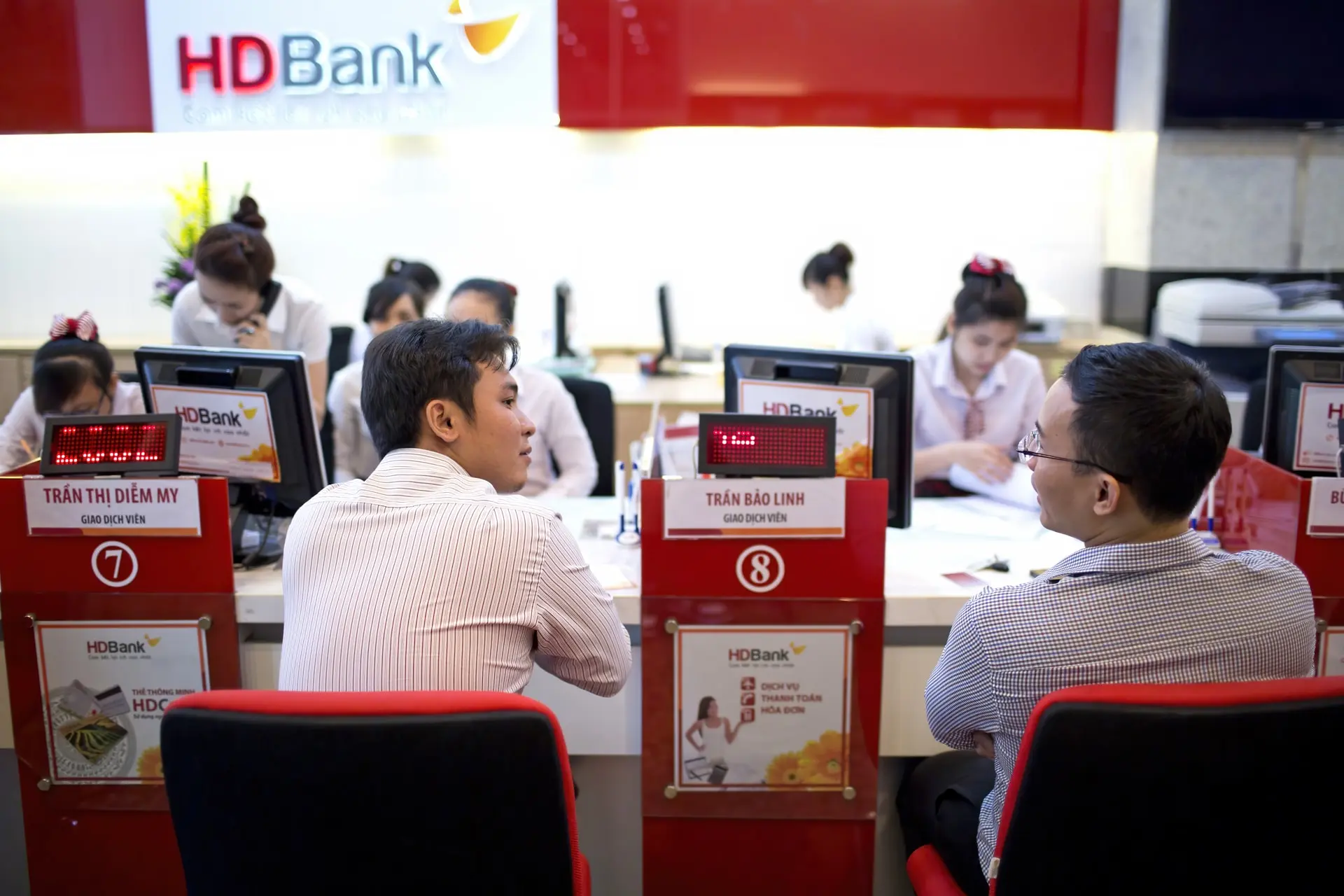 HDBank vay hợp vốn 215 triệu USD, lợi nhuận nửa năm vượt 10.000 tỉ đồng