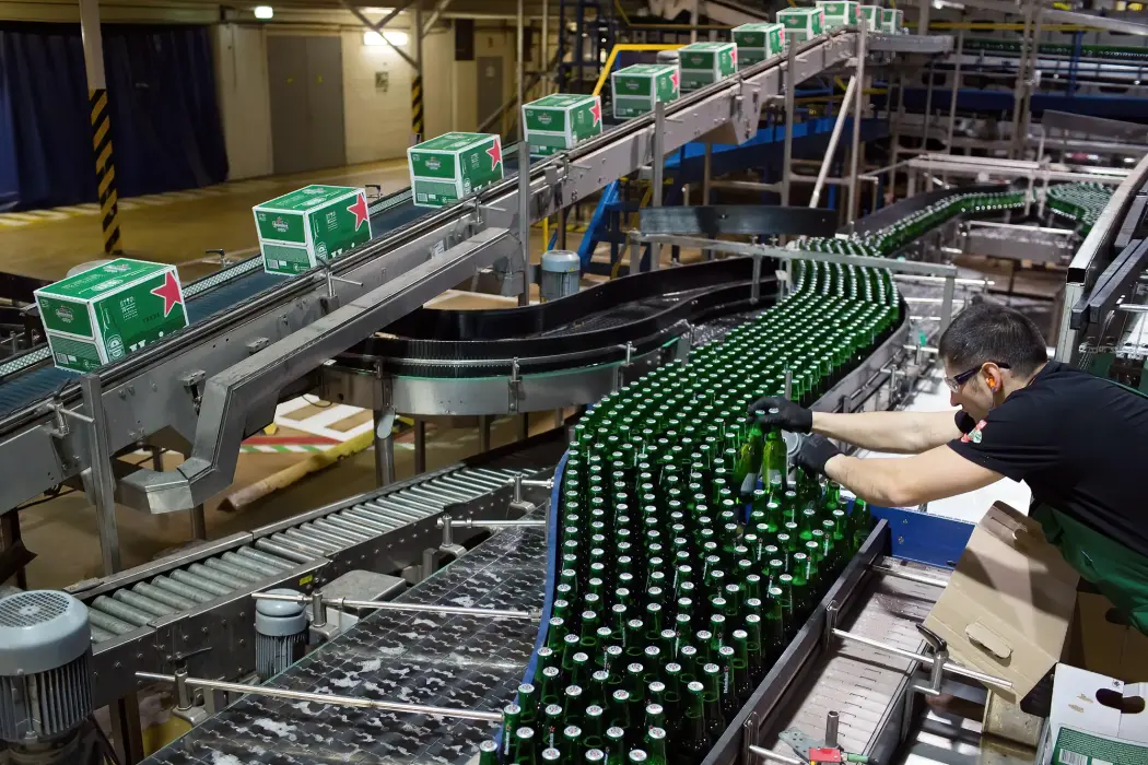 Dây chuyền sản xuất bia Heineken tại nhà máy Heineken NV ở Saint Petersburg. Nguồn: Bloomberg 